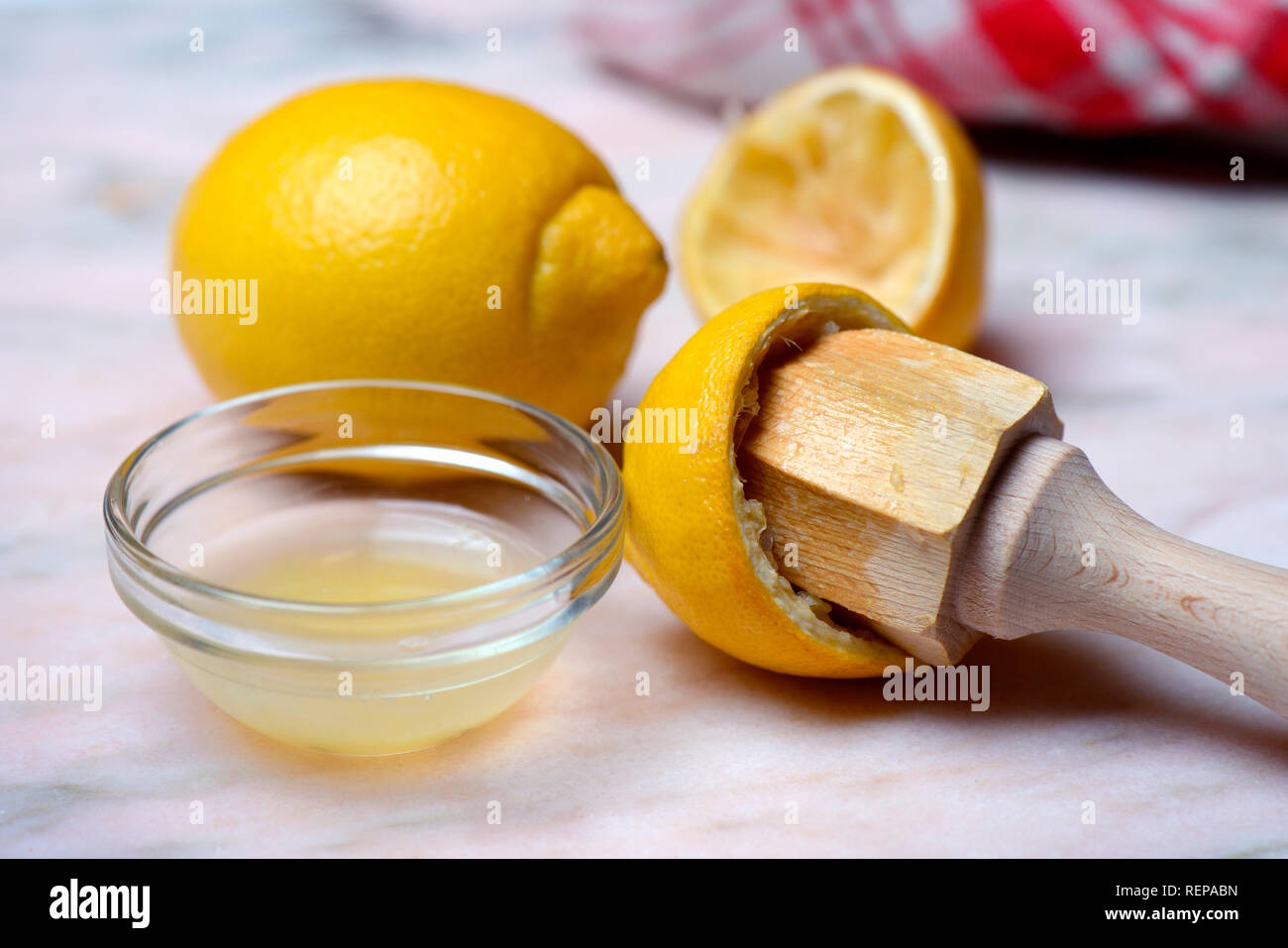 In Zitronensaft Zitrone, Schale und Zitronenpresse Stockfoto