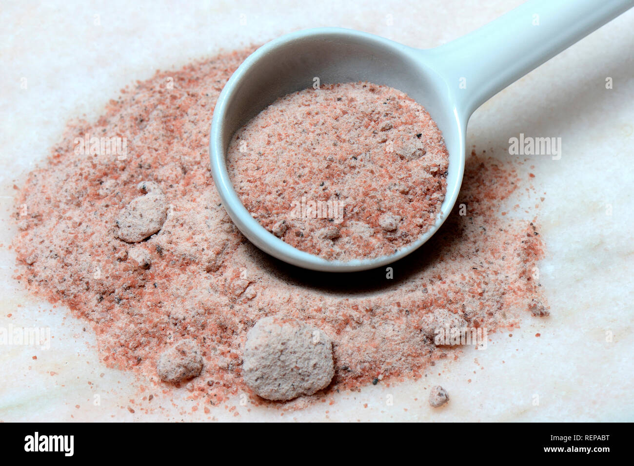Kala Namak, gemahlenes Salz, Schwarzsalz, schwarzes Salz, Indien Stockfoto