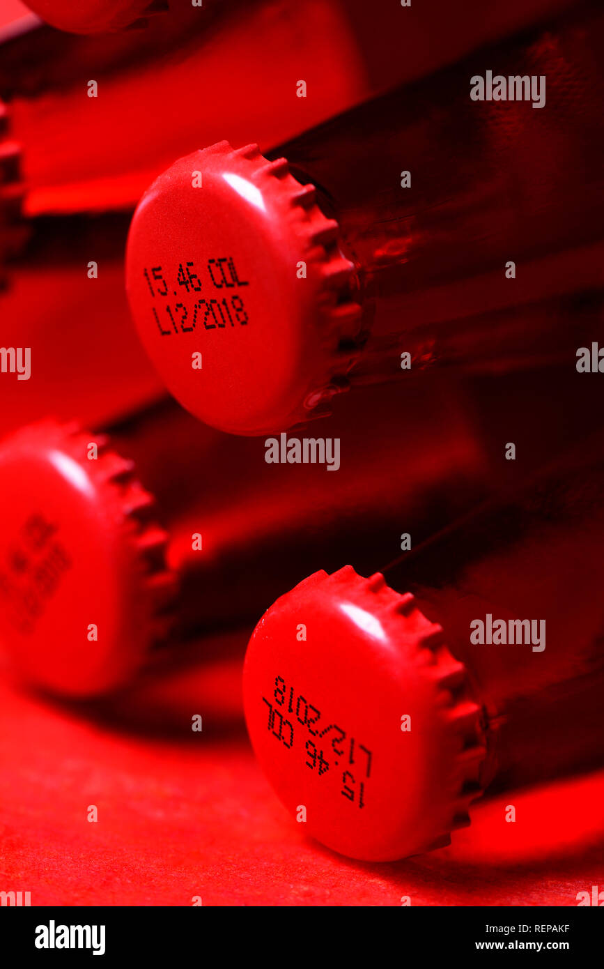 Kronkorken auf Flaschen, Campari Stockfoto