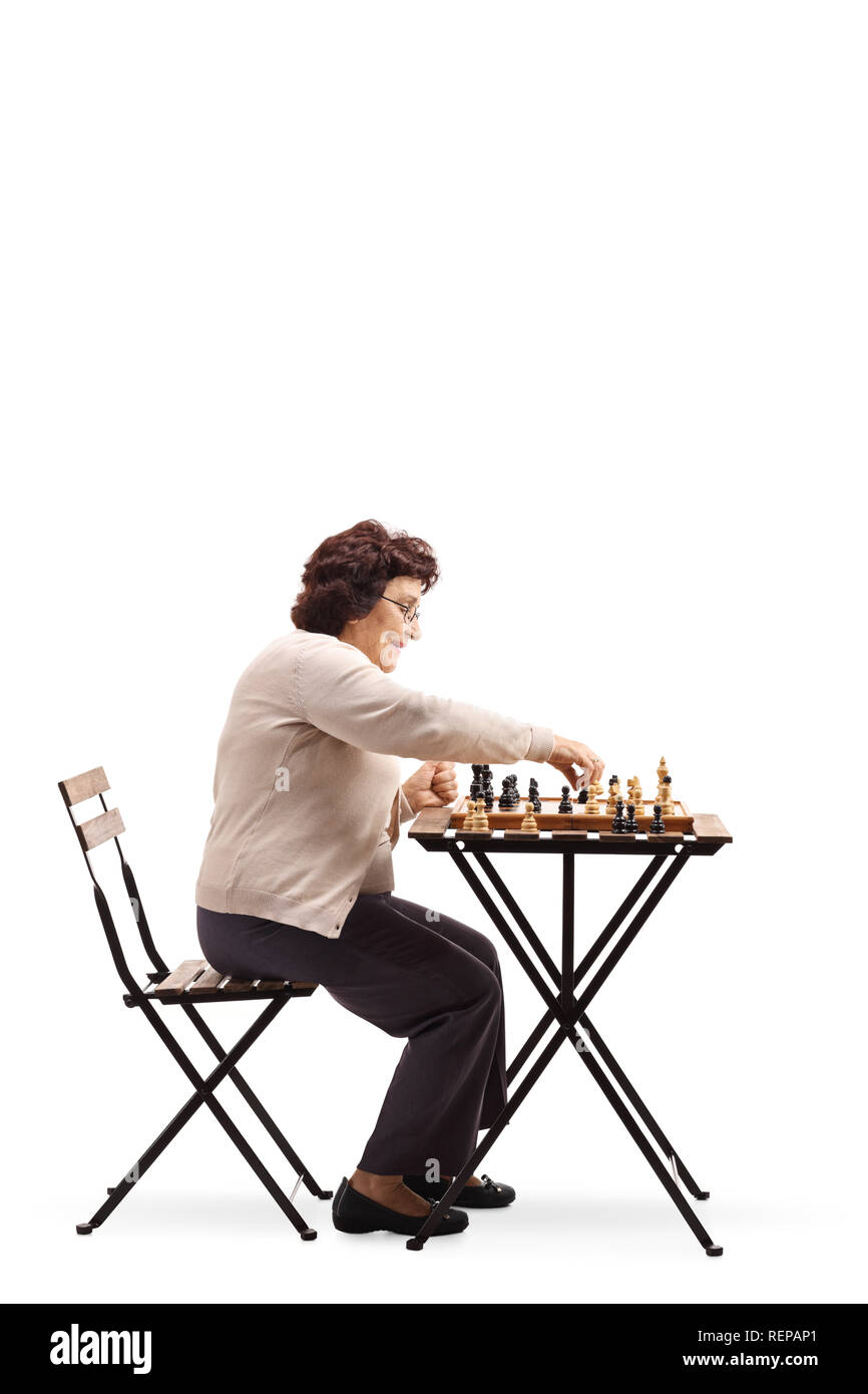 Volle Länge Profil Schuß einer älteren Frau Verschieben einer Schach Bild auf weißem Hintergrund Stockfoto