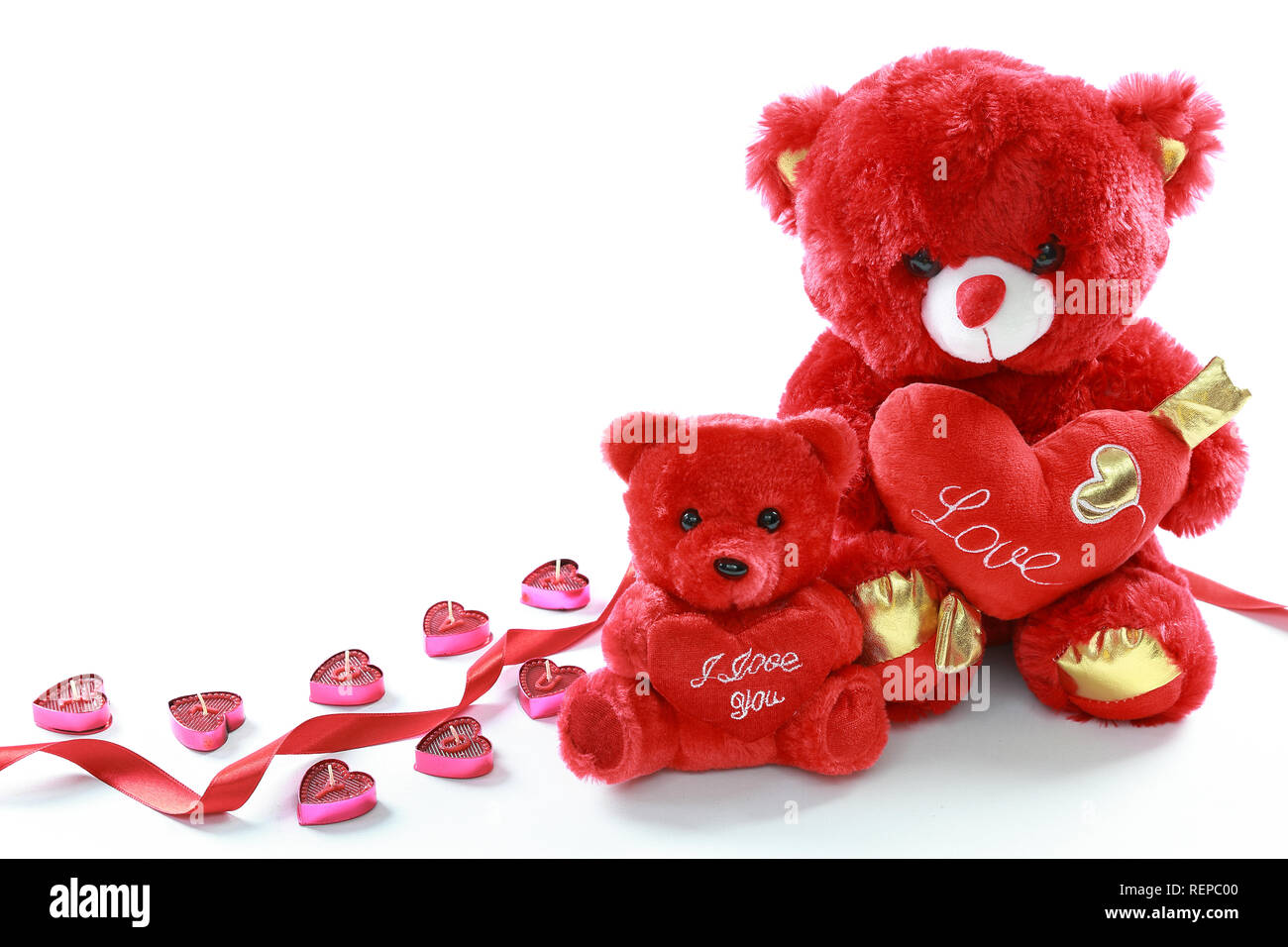 Valentinstag Konzept. Red Teddybär im Herzförmigen Geschenkbox mit roten Champagner Glas Weinglas, red ribbon auf isolierten weißen Hintergrund. Stockfoto
