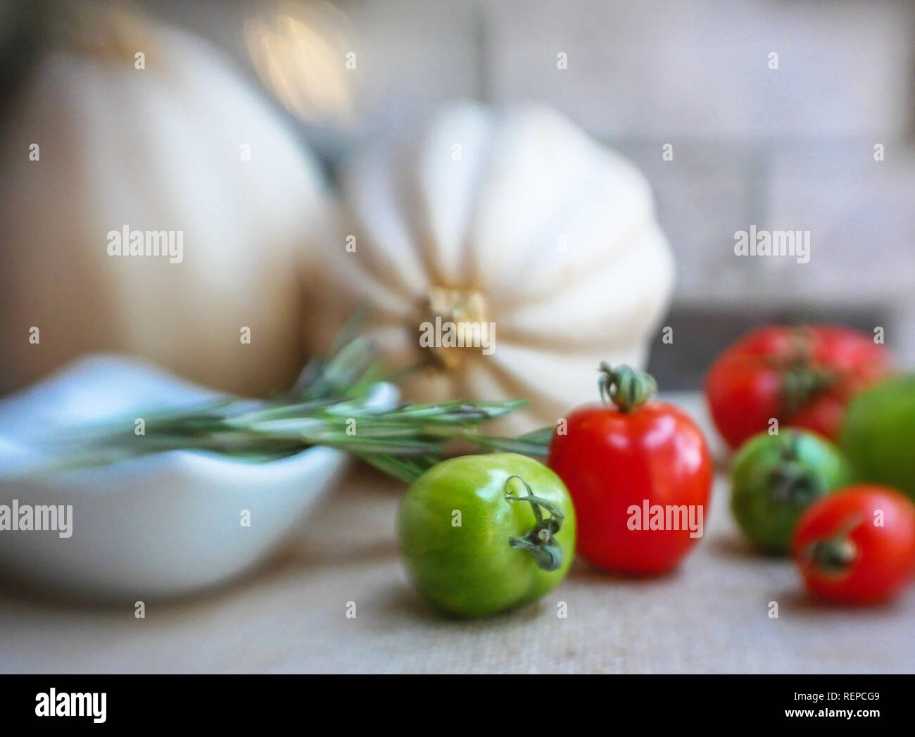 Tomaten, Kräuter und Hardy Winter Squash prepped für Kochen, Stockfoto