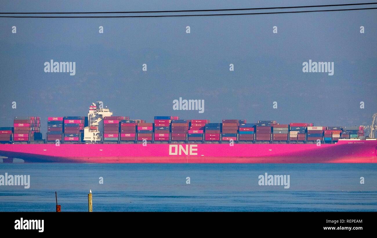In der Nähe der Container Schiff von der Reederei Ocean Network Express (EINE), ein Joint Venture von mehreren japanischen Reedereien einschließlich K line und Nippon Yusen, mit markanten rosa Farbe, im Hafen von Oakland in Oakland, Kalifornien, 4. Januar 2019 angedockt. () Stockfoto