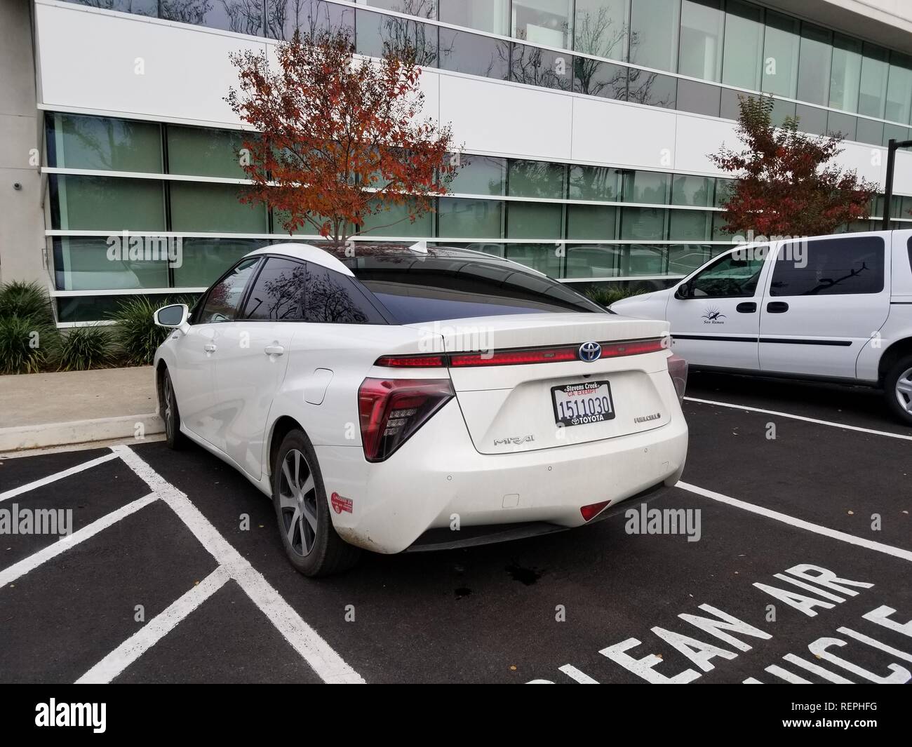 Nahaufnahme, Rückansicht des Toyota Mirai in sauberer Luft Fahrzeug Parkplatz geparkt, unter den ersten kommerziell erhältlichen Fahrzeuge, die mit einer Brennstoffzelle mit Strom versorgt werden, San Ramon, Kalifornien, 12. Dezember 2018. () Stockfoto