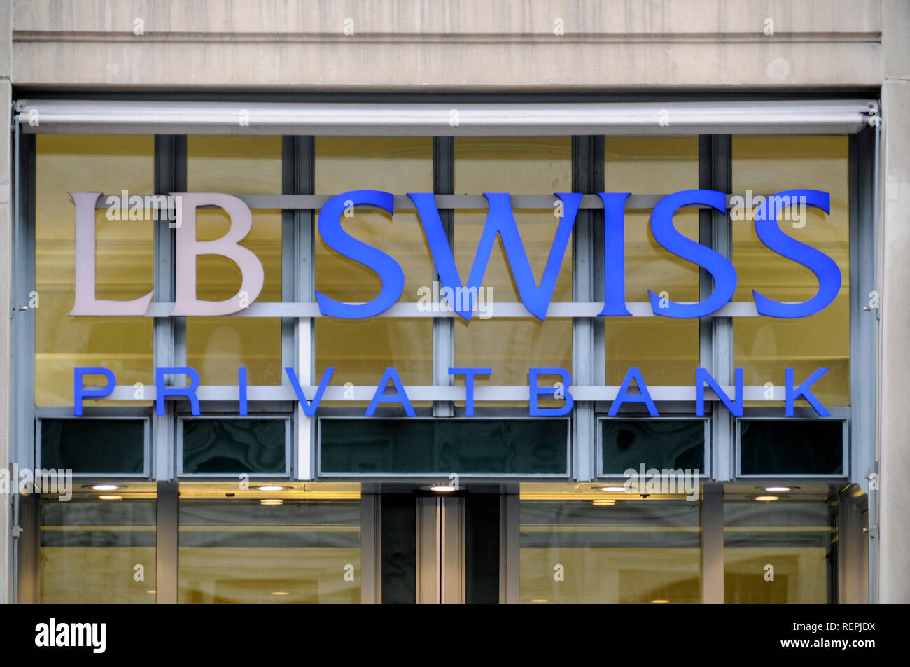 LBSwiss Privatbank in Zürich's Haupteinkaufsstraße, Bahnhofstrasse, Schweiz. Die Bahnhofstrasse ist eine der weltweit teuersten und exclusiv Stockfoto