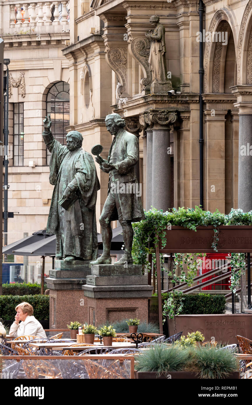 Statue von Joseph priesterlichen und Dr. Walter Hook Statue am Hauptplatz der Stadt Leeds Yorkshire England Stockfoto
