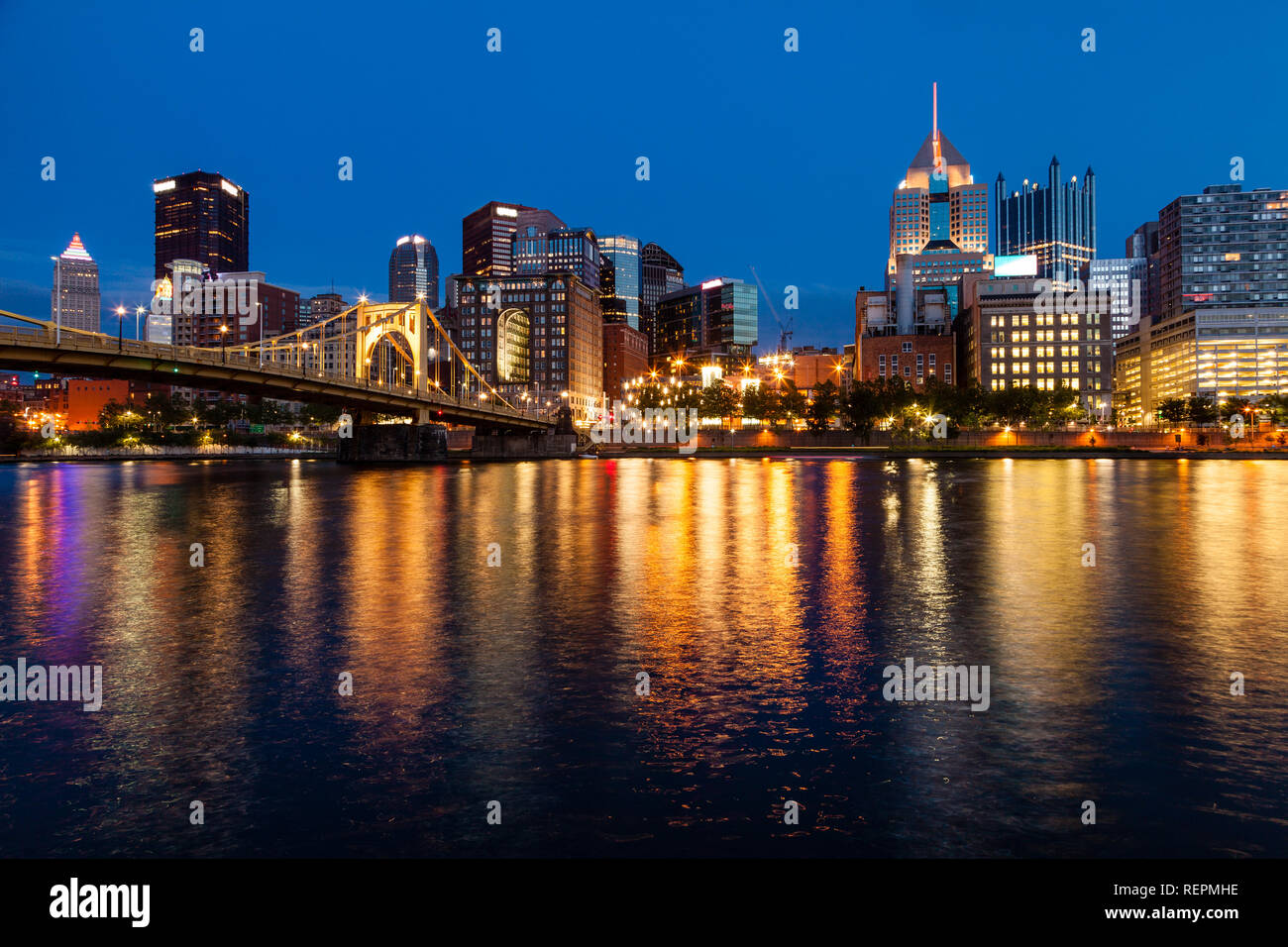 Blick auf die Skyline von Pittsburgh Allegheny River nach Sonnenuntergang Stockfoto