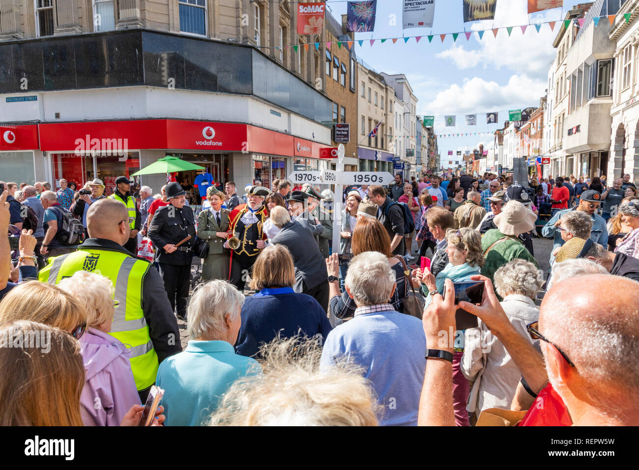 Massen an Gloucester Kreuz genießen die Gloucester geht Retro Festival im August 2018, Gloucester, Gloucestershire, Großbritannien Stockfoto