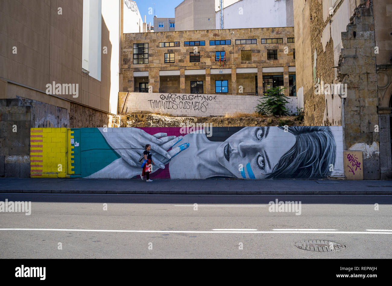 Wandbild eines horizontalen Frau in einer Hauptstraße in Salamanca, Spanien lackiert Stockfoto