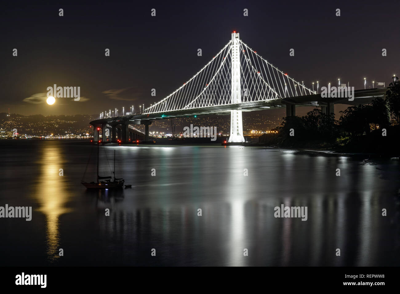Vollmond über der neuen östlichen Spannweite der San Francisco-Oakland Bay Bridge bei Nacht. Stockfoto