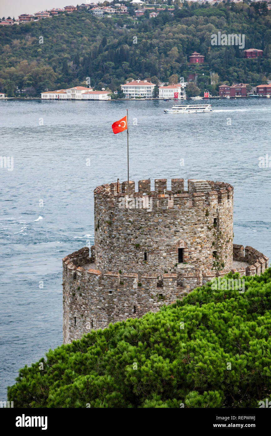 Rumeli Burg (Festung Europa) und die Meerenge des Bosporus, Istanbul, Türkei Stockfoto