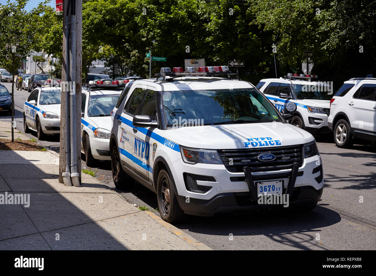 New York, USA - 29. Juni 2018: NYPD Fahrzeuge durch eine Straße auf Staten Island geparkt. New York City Police Department ist die größte und eine der ältesten Stockfoto