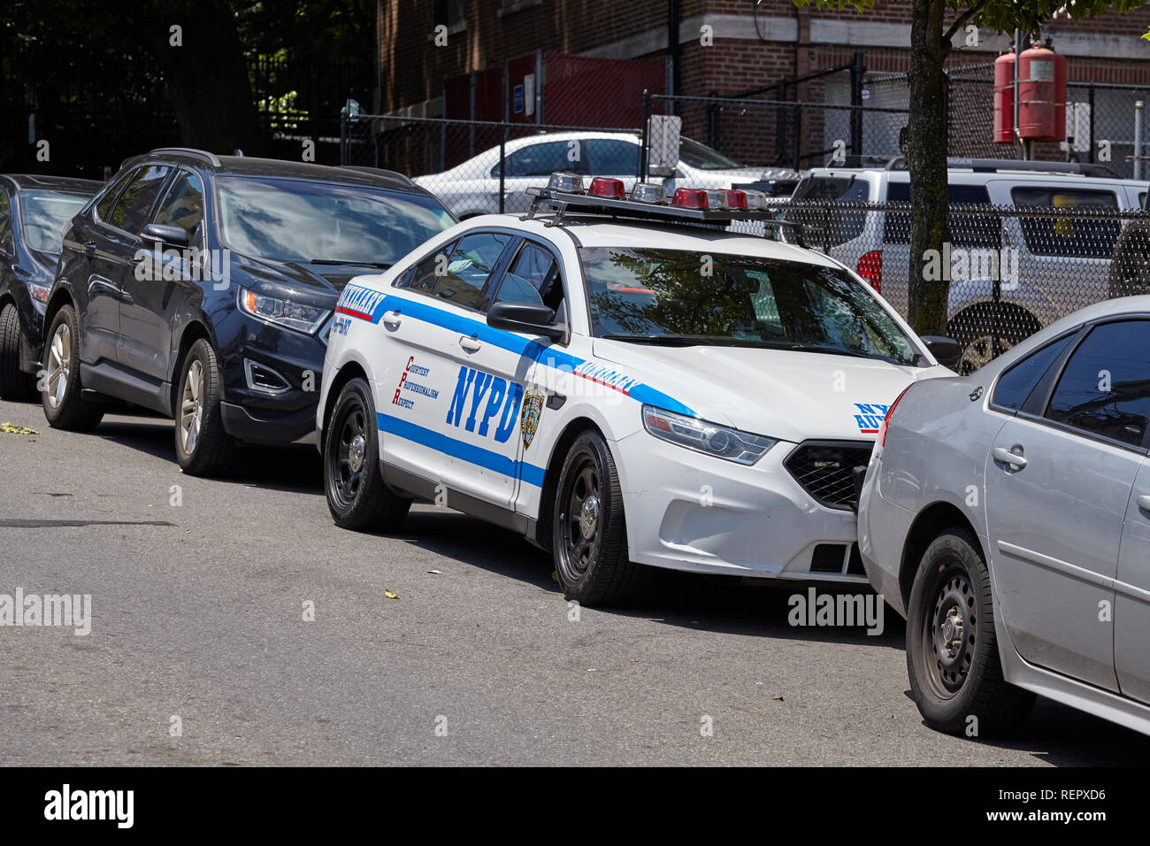 New York, USA - 29. Juni 2018: NYPD Fahrzeug durch eine Straße auf Staten Island geparkt. New York City Police Department ist die größte und eine der ältesten Stockfoto