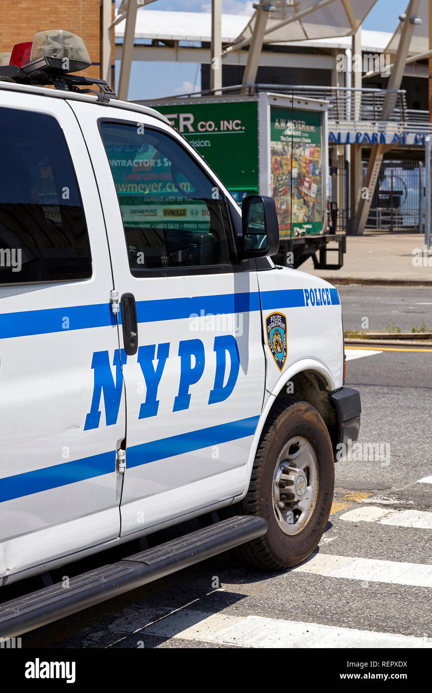 New York, USA - 29. Juni 2018: NYPD Fahrzeug durch eine Straße auf Staten Island geparkt. New York City Police Department ist die größte und eine der ältesten Stockfoto