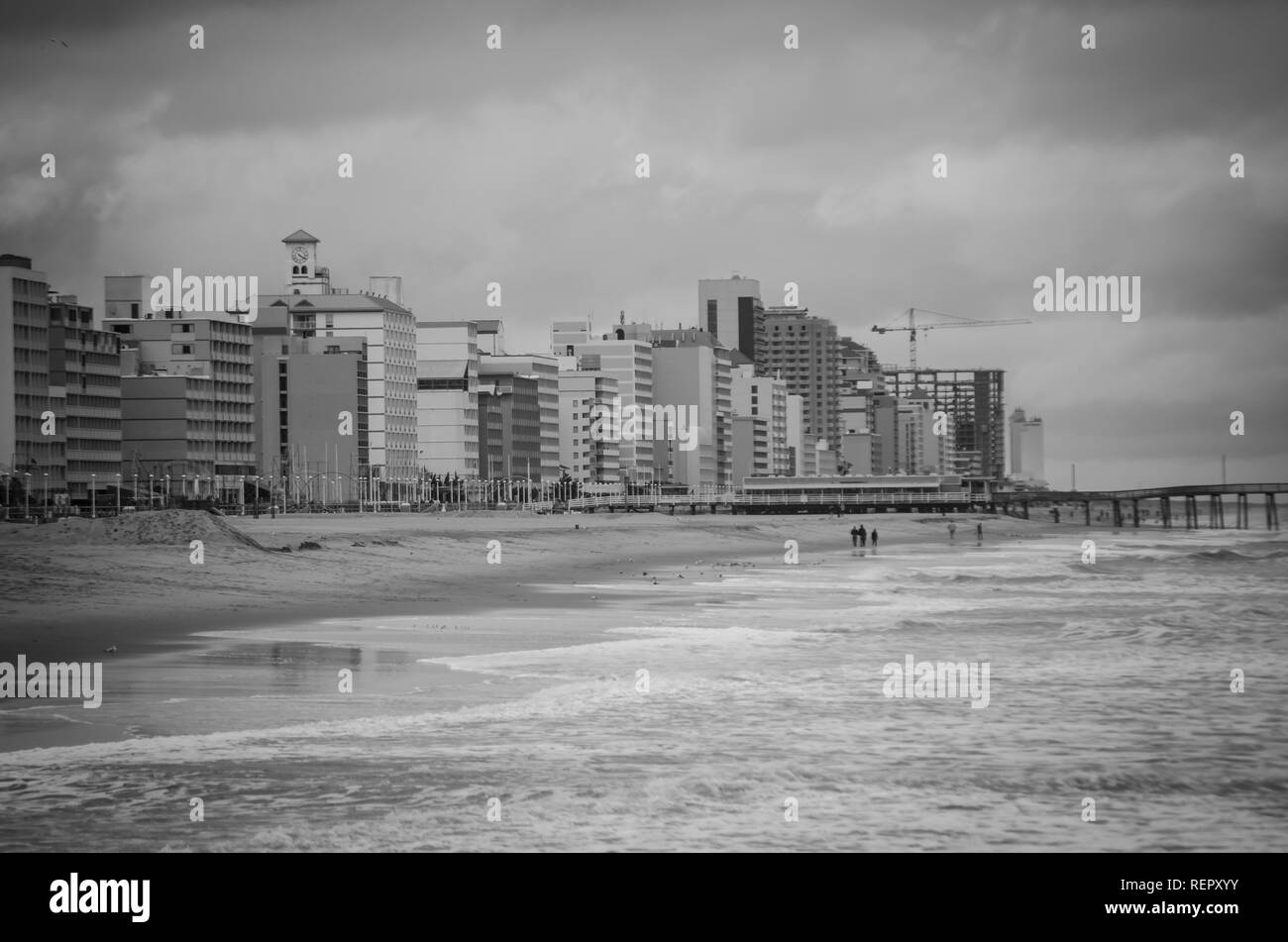 Virginia Beach Oceanfront Schwarz und Weiß in der Nebensaison Stockfoto