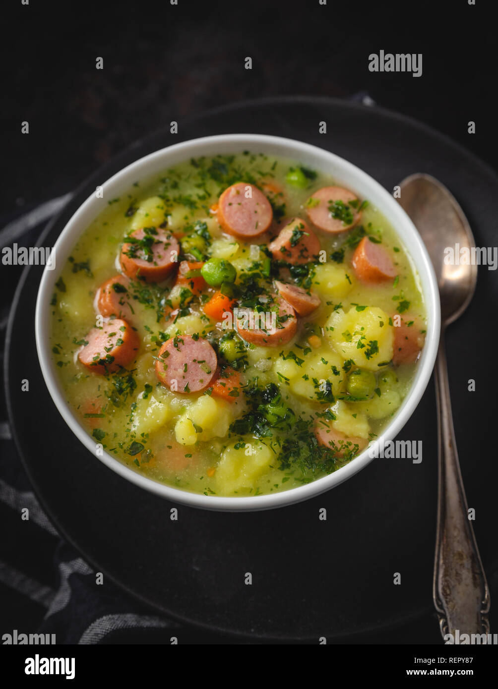 Eintopf mit frischem Gemüse und Würstchen auf einem dunklen Moody Hintergrund Stockfoto