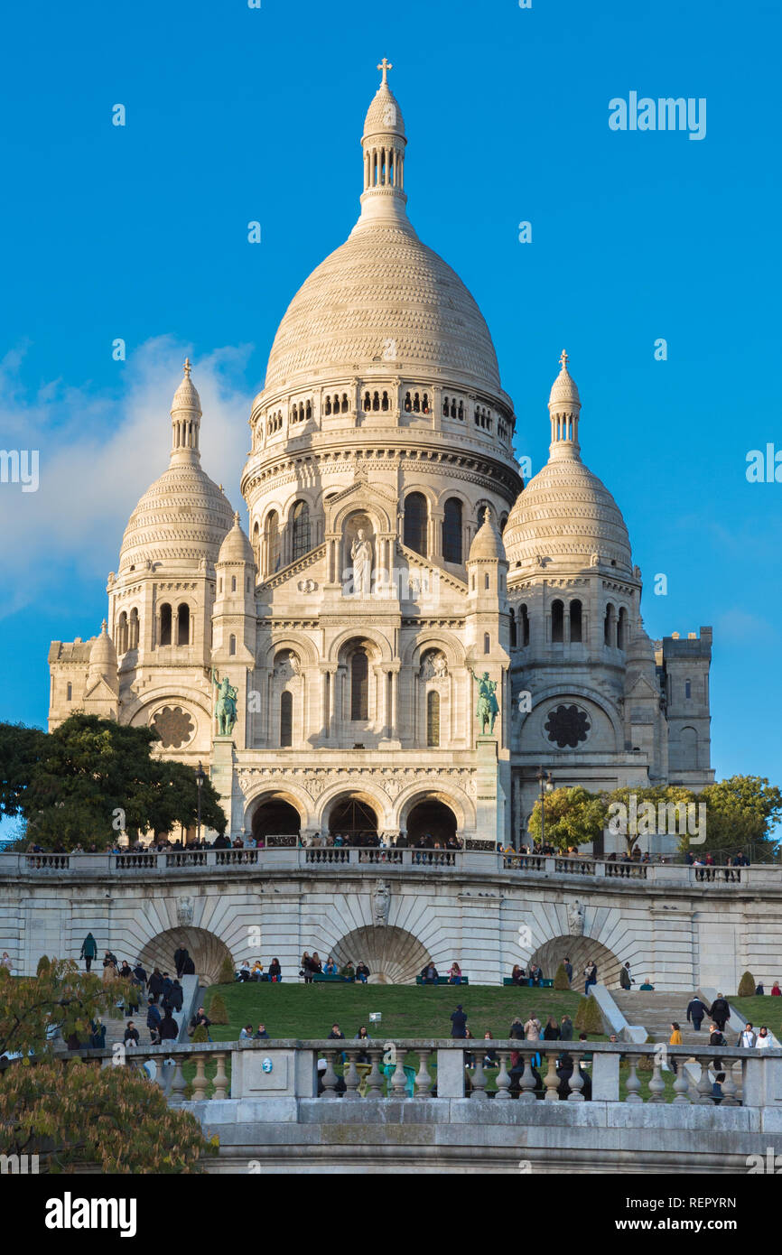 Paris (Frankreich) - Basilika der Heiligen Herzen von Paris, Montmartre, Sacré-coeur, ist eine beliebte Sehenswürdigkeit und die 2 meistbesuchte Sehenswürdigkeit in Paris. Stockfoto