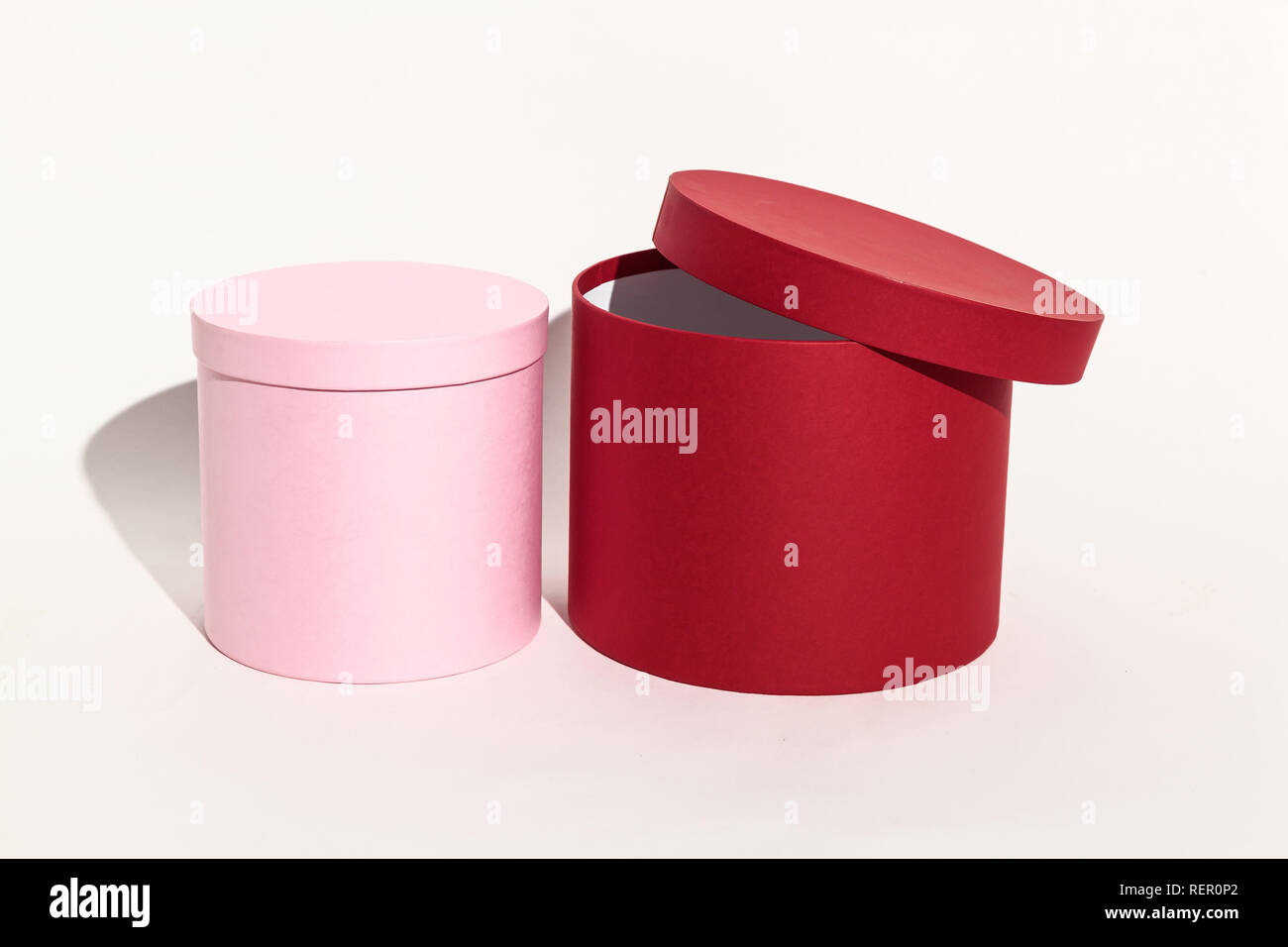 Schone Rosa Und Rote Runde Geschenkbox Fur Die Verpackung Eine Uberraschung Mit Einem Geschlossenen Deckel Close Up Auf Einem Weissen Hintergrund Stockfotografie Alamy