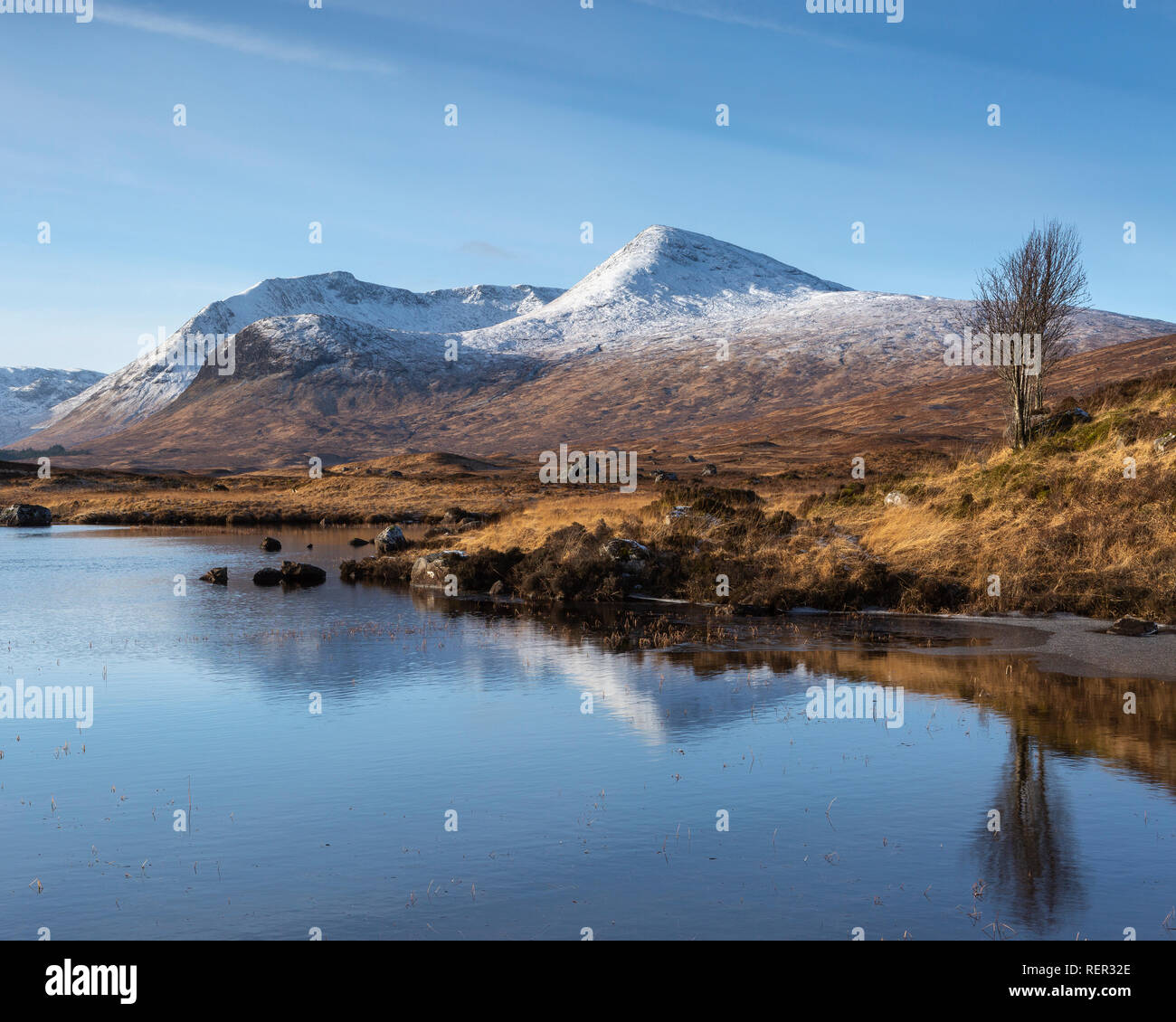 Der Schwarze Berg im Winter in Lochan wider na Stainge, Rannoch Moor, Schottland Stockfoto