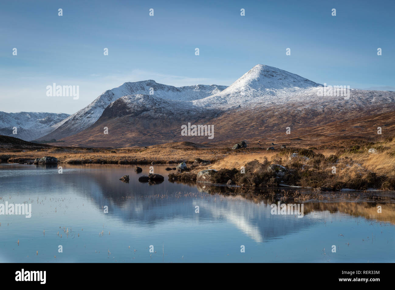 Der Schwarze Berg im Winter in Lochan wider na Stainge, Rannoch Moor, Schottland Stockfoto