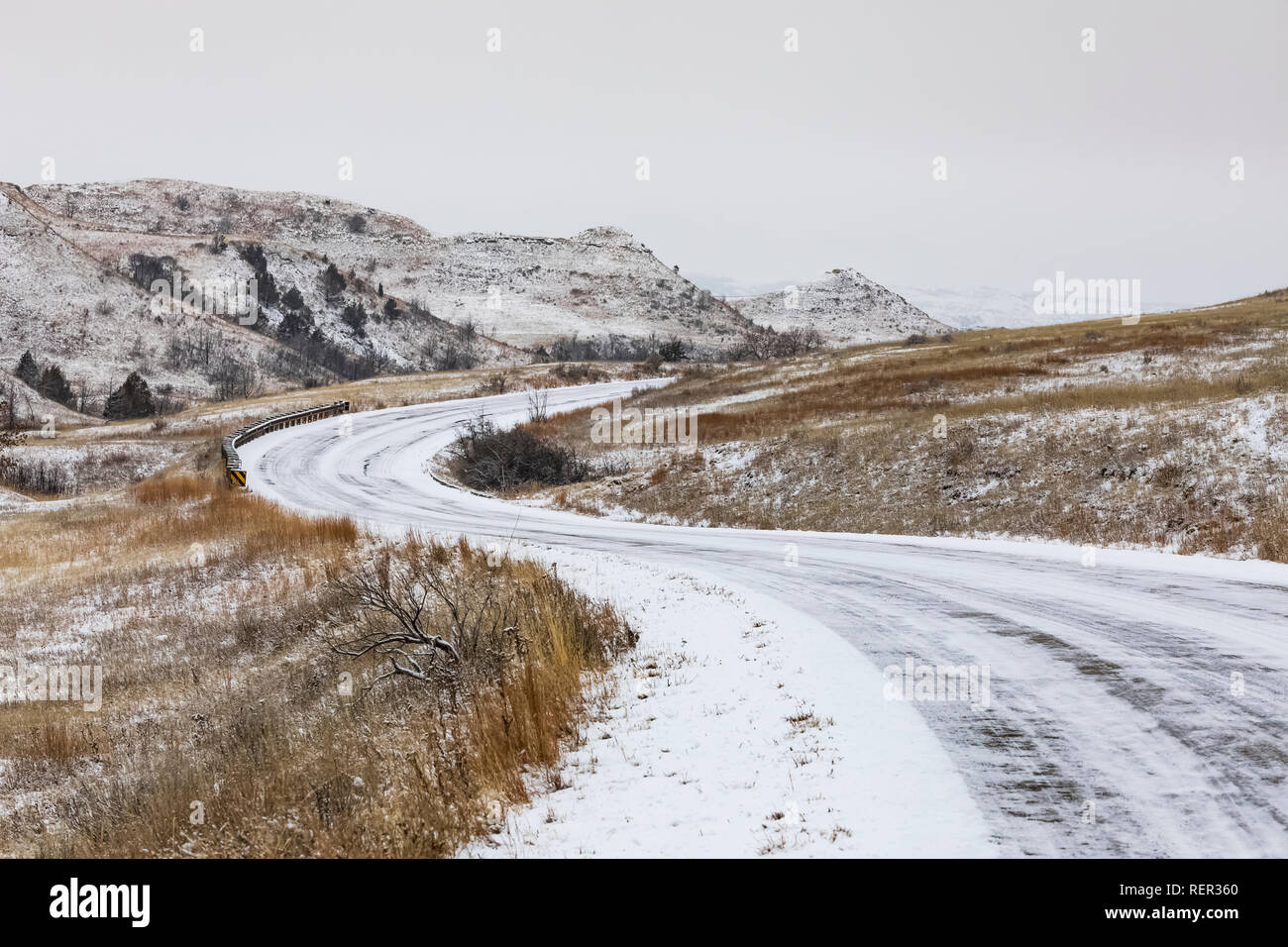 Scenic Loop Road kurvt durch die verschneite Badlands im November, South Unit von Theodore Roosevelt National Park, North Dakota, USA Stockfoto