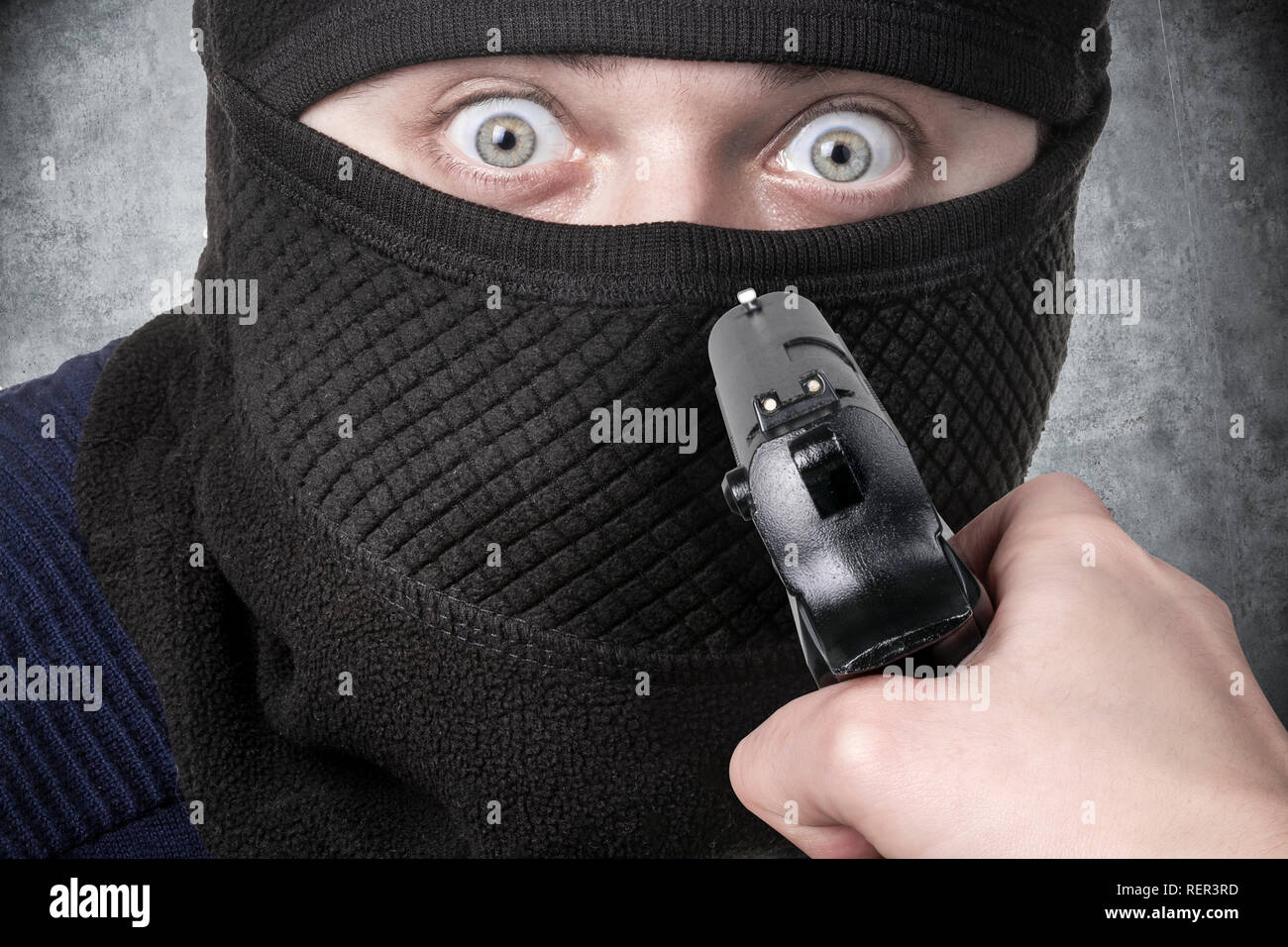 Gewehr auf die Kriminellen in Balaclava ausgerichtet Stockfoto