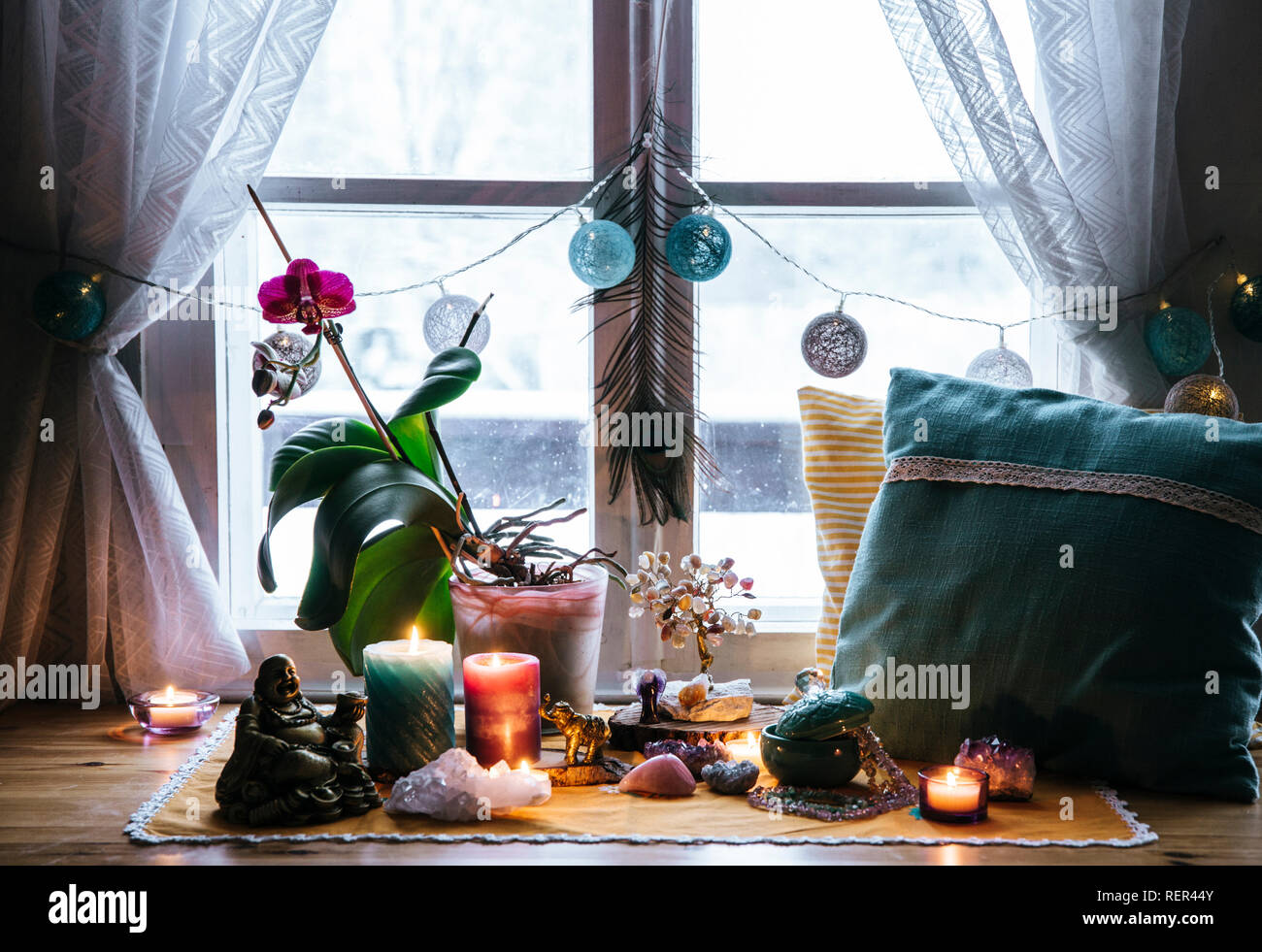 Feng Shui Thema Natur Altar zu Hause Tisch und auf der Fensterbank. Element Erde (Rock crystal Cluster), Holz (Holz-Scheiben), Element Feuer Stockfoto