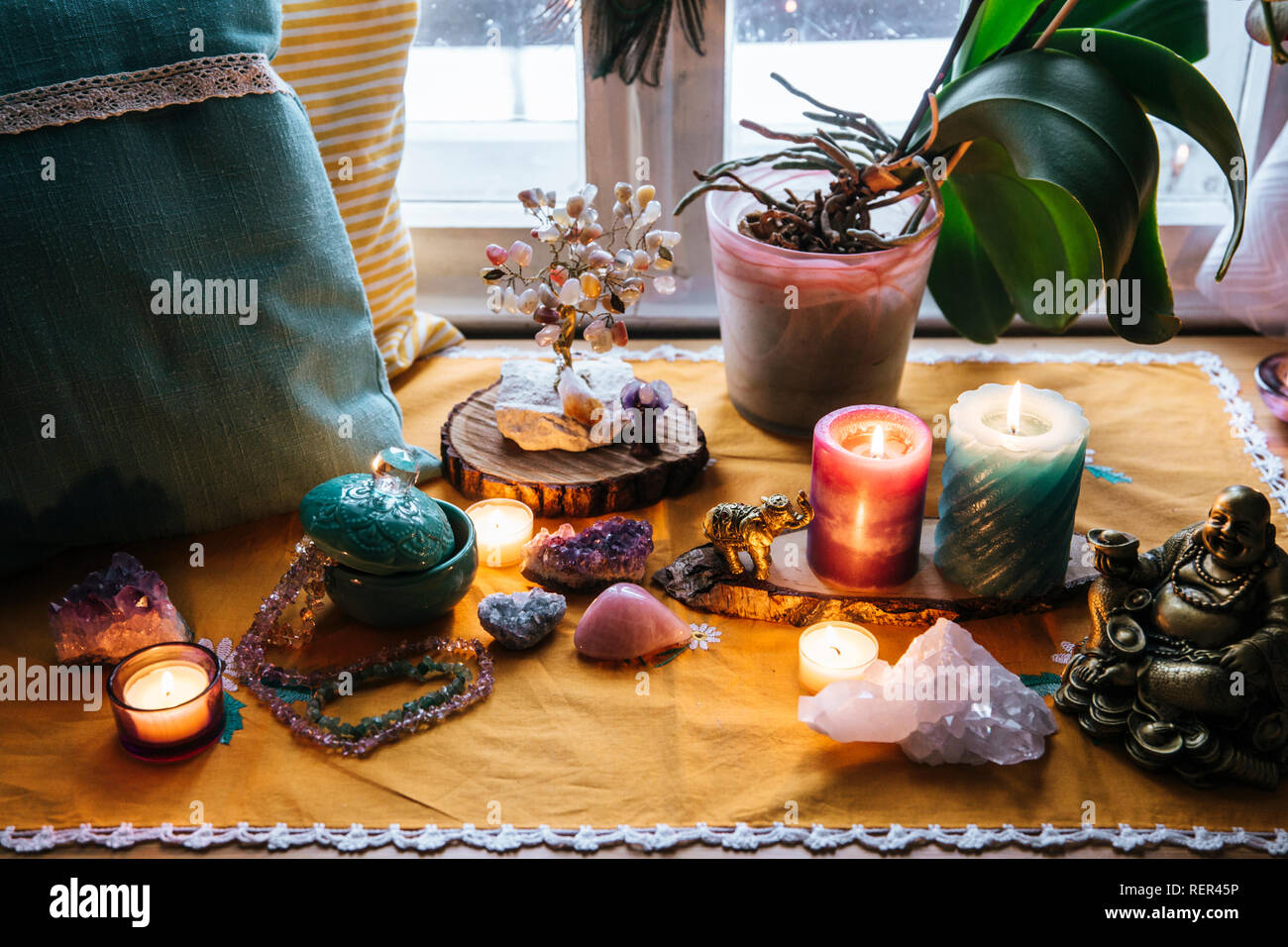 Feng Shui Thema Natur Altar zu Hause Tisch und auf der Fensterbank. Element Erde (Rock crystal Cluster), Holz (Holz-Scheiben), Element Feuer Stockfoto