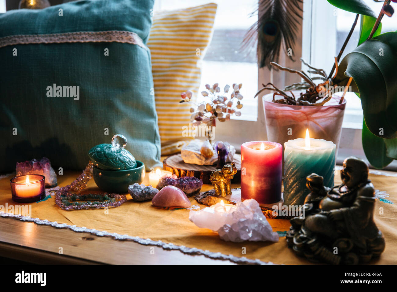 Feng Shui Thema Natur Altar zu Hause Tisch und auf der Fensterbank. Element Erde (Rock crystal Cluster), Holz (Holz-Scheiben), Element Feuer Stockfoto