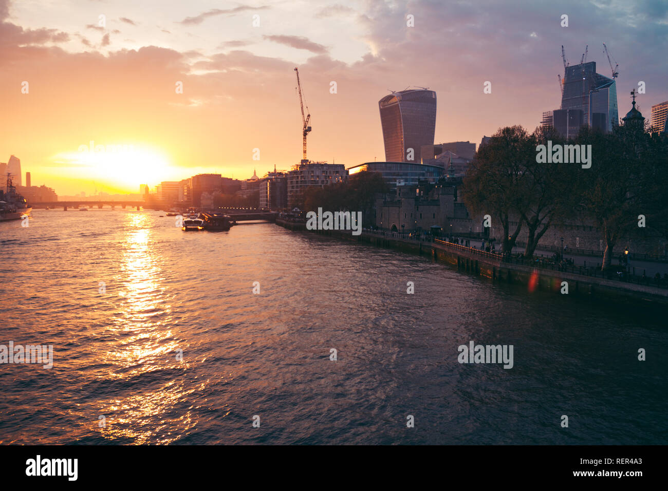 Sonnenuntergang über die Themse in London. Stockfoto