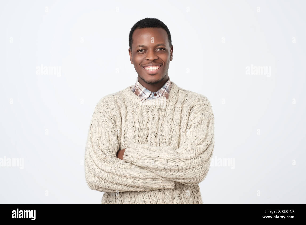 Erfolgreiche schwere stattlichen afroamerican Mann in warmen Übergröße Pullover kreuzte die Hände und lächelt Stockfoto