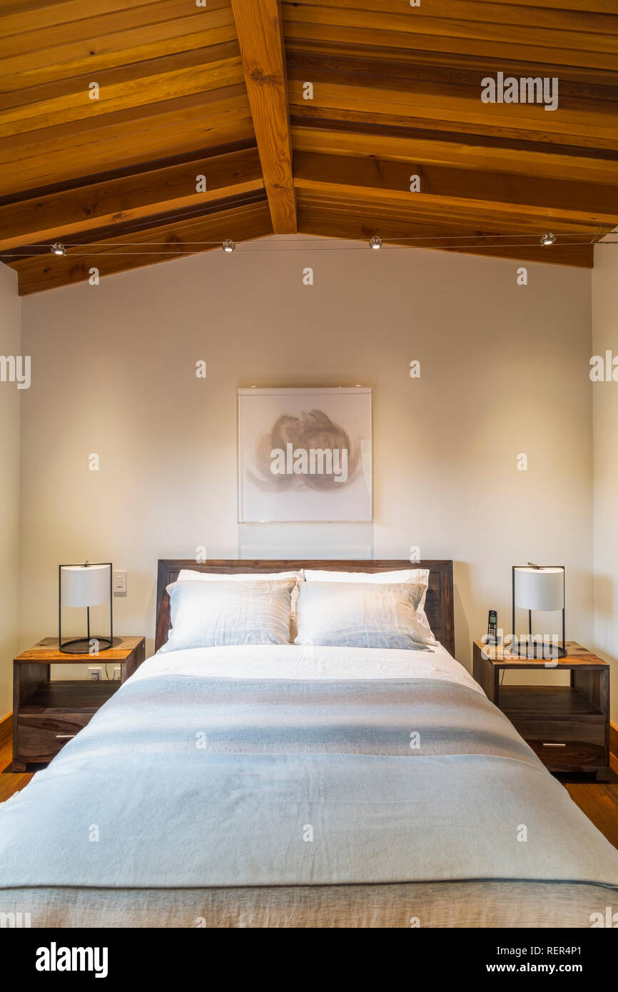 Queensize Bett Mit Holzplatte Kopfteil Und Holz Ende Tabellen Mit Lampen In Der Oberen Etage Schlafzimmer Mit Ipe Holz Boden Innen Luxurioser Zeder Home Stockfotografie Alamy