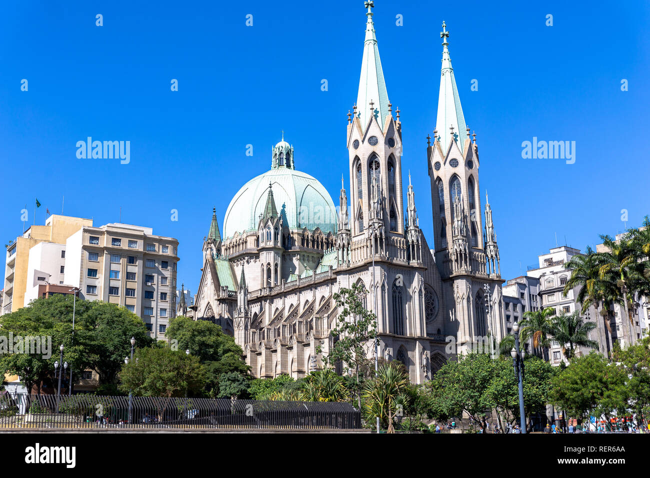 Sao Paulo, Brasilien - 09. Dezember 2018: Side Shot der Kathedrale Sé in São Paulo. Clean Sky Tag Stockfoto