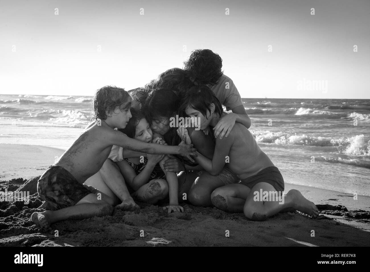 RELEASE DATE: November 21, 2018 TITEL: Roma STUDIO: Netflix Regie: Alfonso Cuaron PLOT: Ein Jahr im Leben einer Mitte-Klasse Familie Maid in Mexiko City in den frühen 1970er Jahren. In den Hauptrollen: (L-R) MARCO GRAF als Pepe, DANIELA DEMESA wie Sofi, YALITZA APARICIO als Cleo, Marina de Tavira wie Sofia, DIEGO CORTINA AUTREY, Tono, CARLOS PERALTA JACOBSON wie Paco. (Bild: © Netflix / Unterhaltung Bilder) Stockfoto