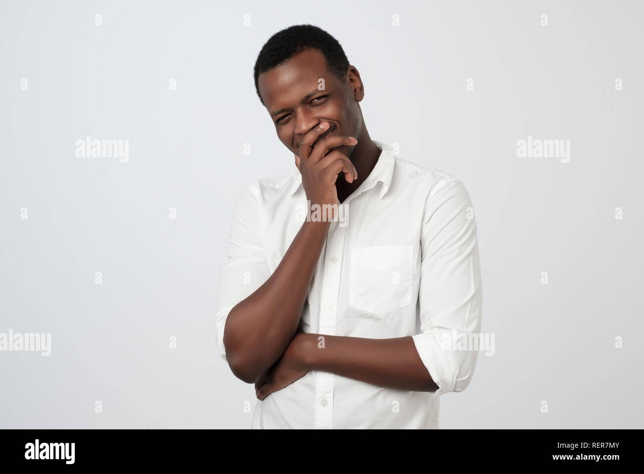 Sly , afrikanischer Mann Kinn Berühren mit dem Finger und Wegsehen. Hübscher Kerl denken. Stockfoto