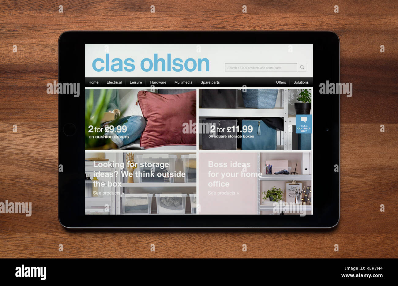 Die Website von Clas Ohlson gesehen auf einem iPad Tablet, der ruht auf einem Holztisch (nur redaktionelle Nutzung). Stockfoto