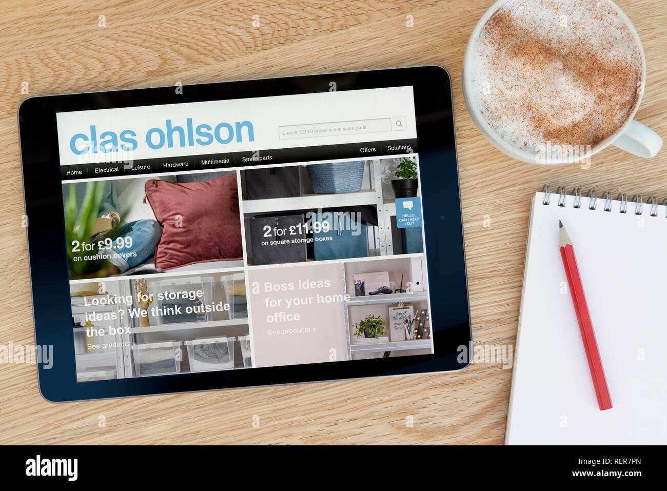 Die Clas Ohlson website Funktionen auf einem iPad Tablet Device, die auf einer hölzernen Tisch ruht (nur redaktionell). Stockfoto
