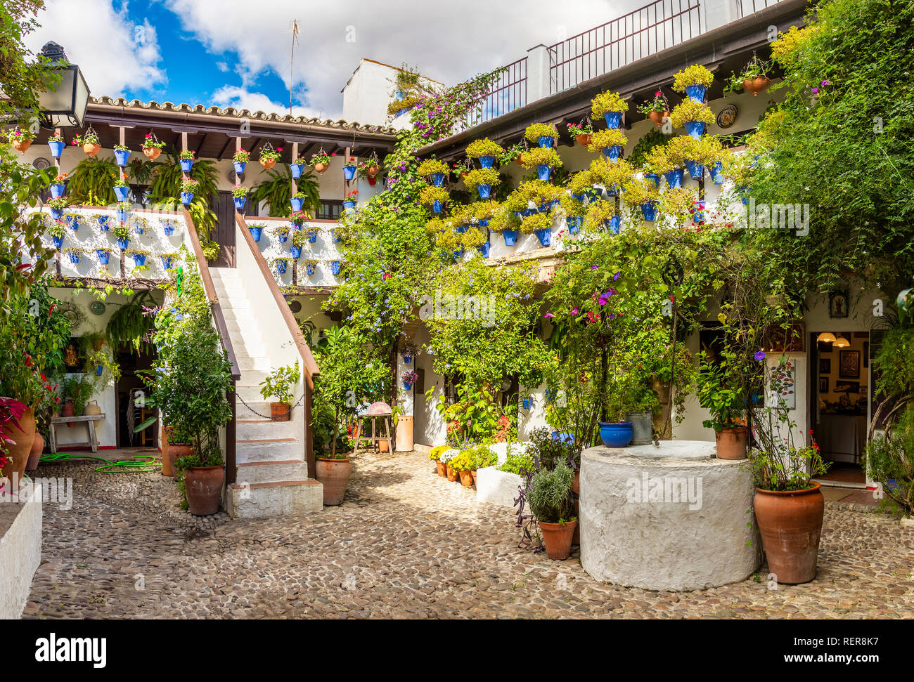 Cordoba, Spanien - 29.Oktober 2018: die Innere gepflasterten Hof des Hauses (Patio cordobes) mit grünen Bäumen und Blumentöpfe in Cordoba, Spanien am 29. Oktober 2018 Stockfoto