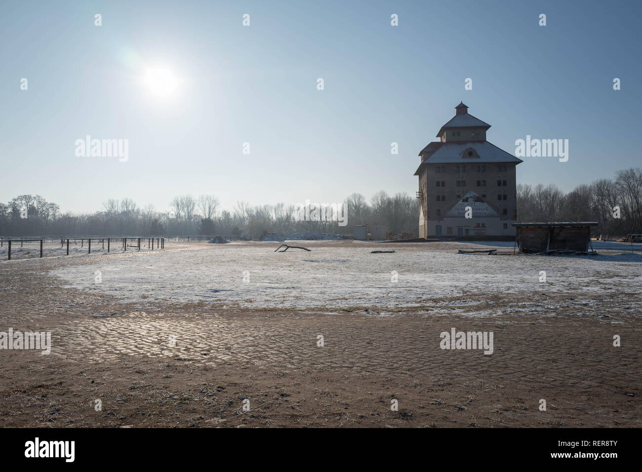 Hobrechtsfelde, Deutschland. 08 Feb, 2015. Blick auf die stadt Immobilien Hobrechtsfelde mit dem getreidespeicher. Seit dem 1. Januar 2010, die Hobrechtsfeldes Wohngebäude an der Bremer Höhe Wohnungsbaugenossenschaft in Berlin-Prenzlauer Berg, die im ganzen Dorf für 900.000 Euro gekauft basierte gehört haben. Quelle: Jörg Carstensen/dpa/Alamy leben Nachrichten Stockfoto