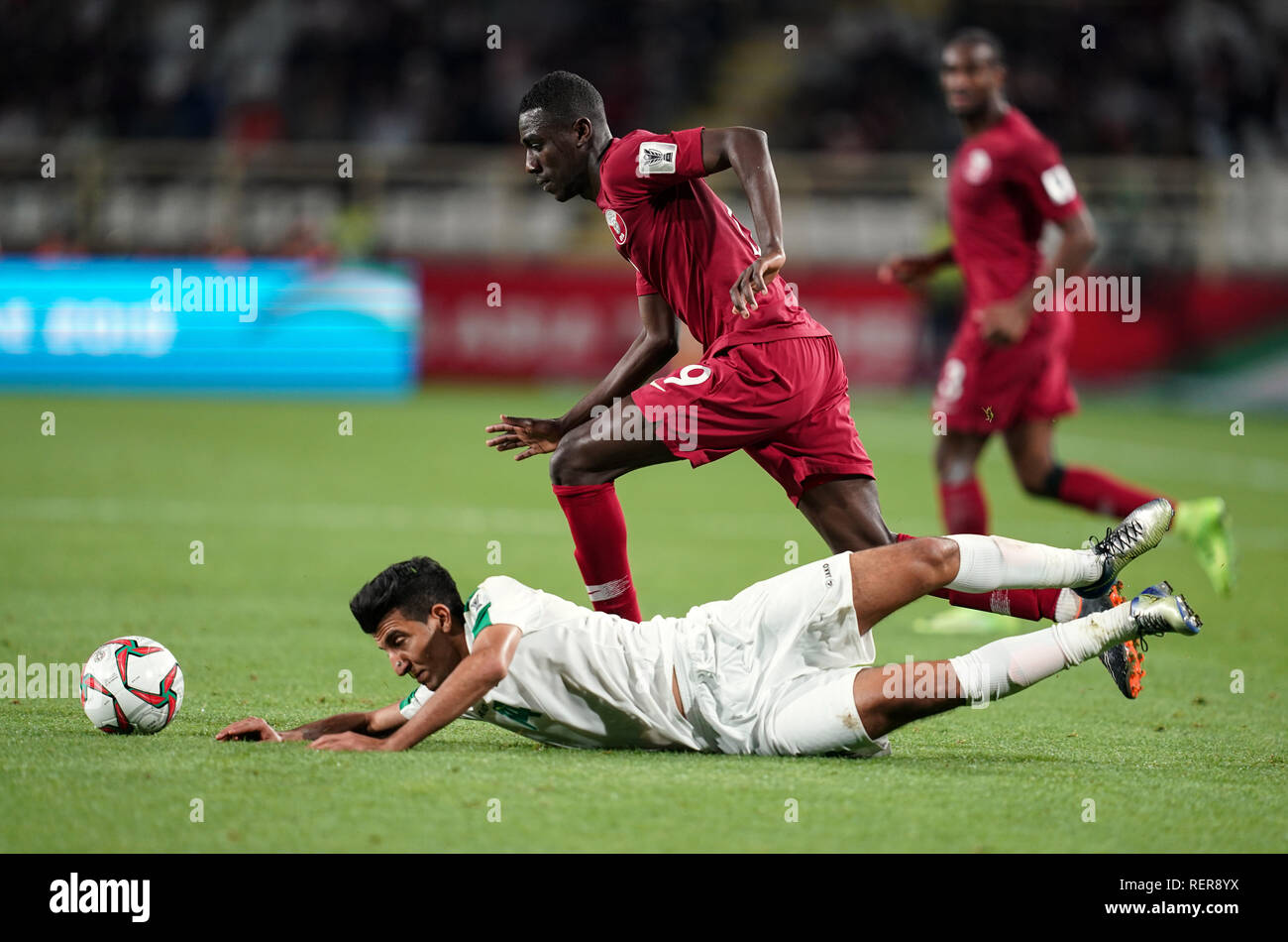 Januar 22, 2019: Almoez Ali von Katar fouling Amjad Attwan des Irak während Qatar v Irak im Zayed Sports City Stadium in Abu Dhabi, Vereinigte Arabische Emirate, AFC Asian Cup, asiatische Fußball-Meisterschaft. Ulrik Pedersen/CSM. Stockfoto