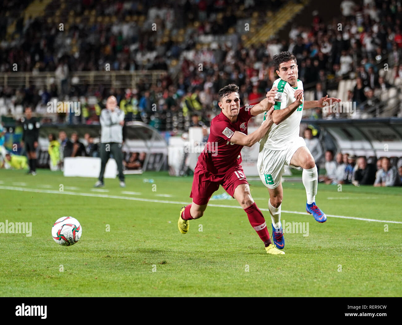 Januar 22, 2019: Bassam Al-Rawi von Katar fouling Mohammed Dawood des Irak während Qatar v Irak im Zayed Sports City Stadium in Abu Dhabi, Vereinigte Arabische Emirate, AFC Asian Cup, asiatische Fußball-Meisterschaft. Ulrik Pedersen/CSM. Stockfoto