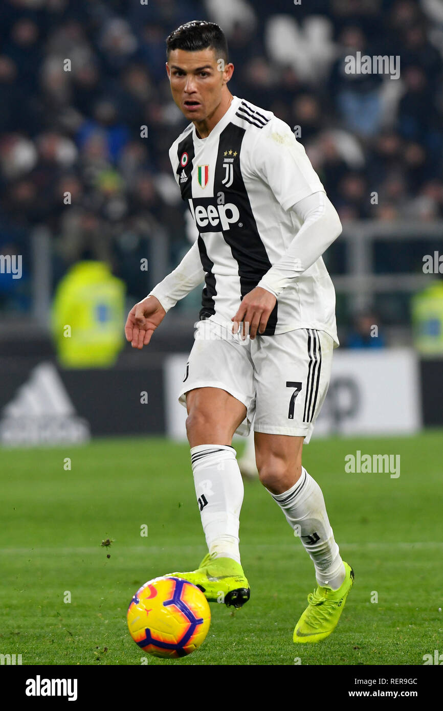 21. Januar 2019, Allianz Stadion, Turin, Italien; Serie A Fußball, Juventus gegen Chievo; Cristiano Ronaldo von Juventus Turin spielt den Ball weit während eines Angriffs Stockfoto