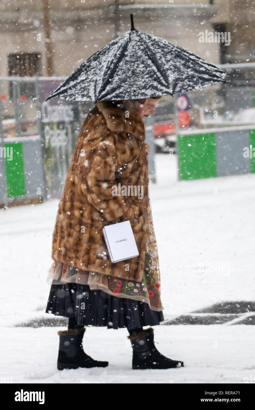 Paris, Frankreich. 22 Jan, 2019. Street Style aus Paris Fashion Week bei der Chanel Haute Couture Show Quelle: Christopher Neve/Alamy leben Nachrichten Stockfoto