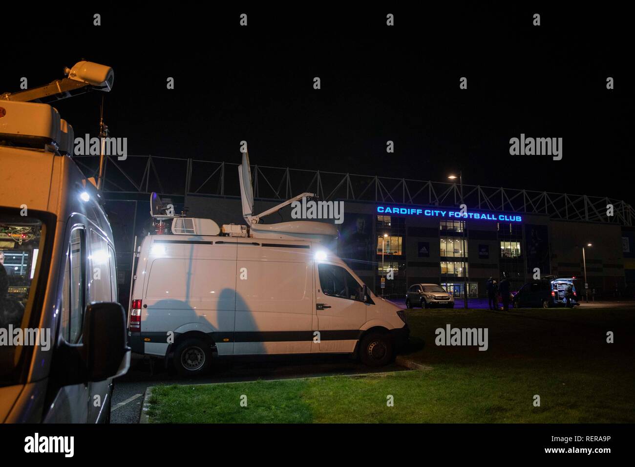 Cardiff, Wales, UK. 22. Januar 2019. Medien außerhalb Cardiff City Stadium die Berichterstattung über die neuen Datensatz Unterzeichnung Emiliano Sala nach der Ebene, die Er unterwegs von Nantes nach Cardiff ging über den Ärmelkanal war. Credit: Mark Hawkins/Alamy leben Nachrichten Stockfoto