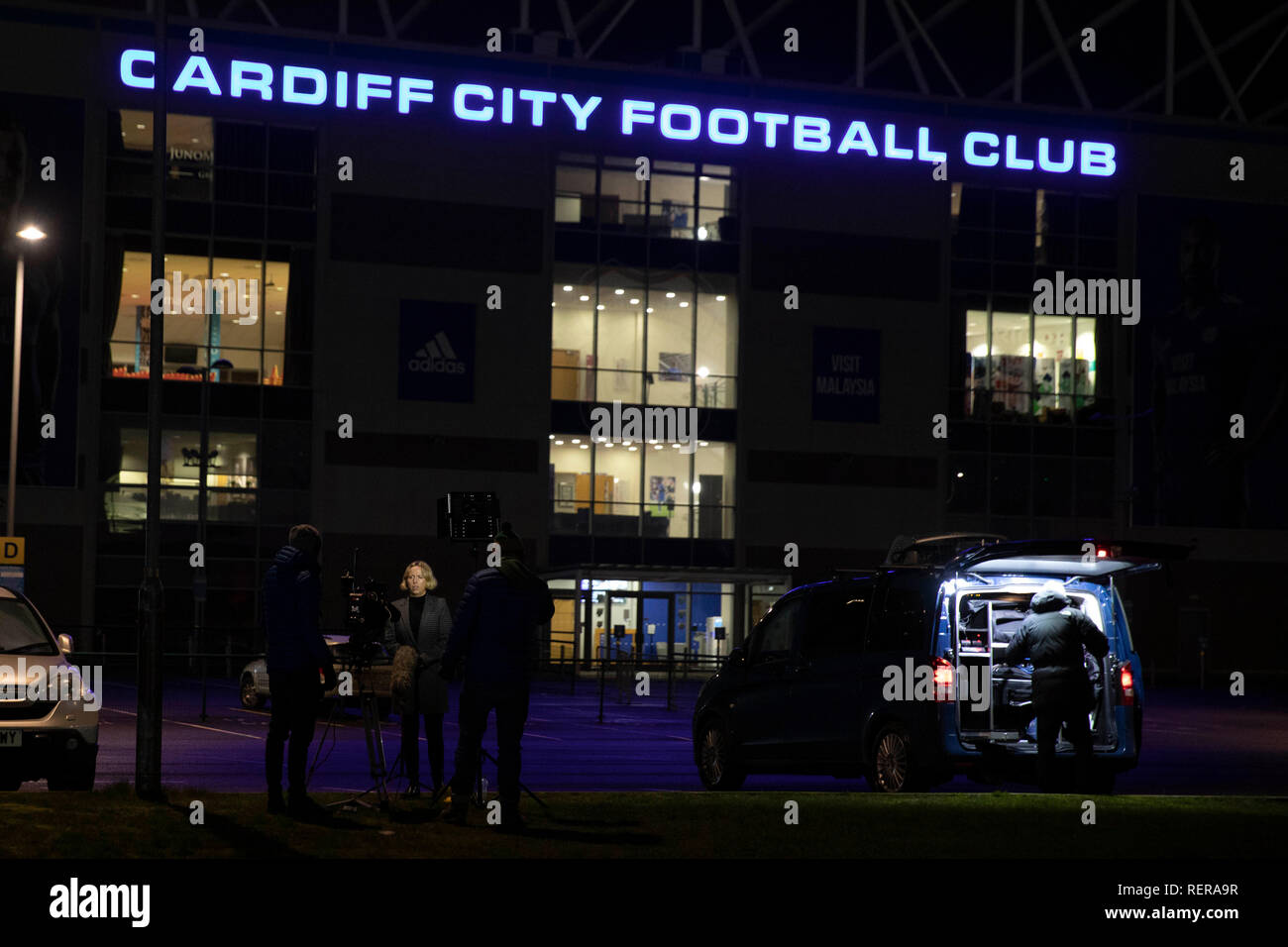 Cardiff, Wales, UK. 22. Januar 2019. Medien außerhalb Cardiff City Stadium die Berichterstattung über die neuen Datensatz Unterzeichnung Emiliano Sala nach der Ebene, die Er unterwegs von Nantes nach Cardiff ging über den Ärmelkanal war. Credit: Mark Hawkins/Alamy leben Nachrichten Stockfoto