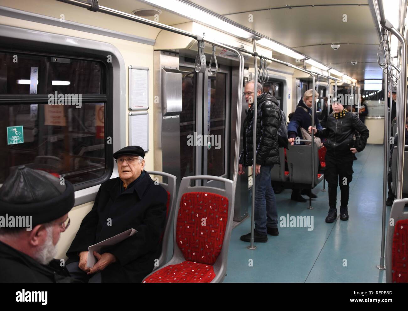 Istanbul, Türkei. 22 Jan, 2019. Passagiere ein Zug der UBahnLinie "Tunel", das ist der