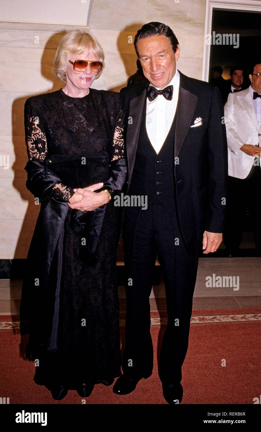 Mike Wallace, rechts, Korrespondent für die CBS-TV-Show '60 Minuten' und seine Frau, Mary, Links, im Weißen Haus in Washington, DC, für den Staat Abendessen Eintreffen von US-Präsident Ronald Reagan und First Lady Nancy Reagan ehren Kenan Evren-Strader Türkei am 27. Juni 1988 bereitgestellt werden. Credit: Ron Sachs/CNP | Verwendung weltweit Stockfoto