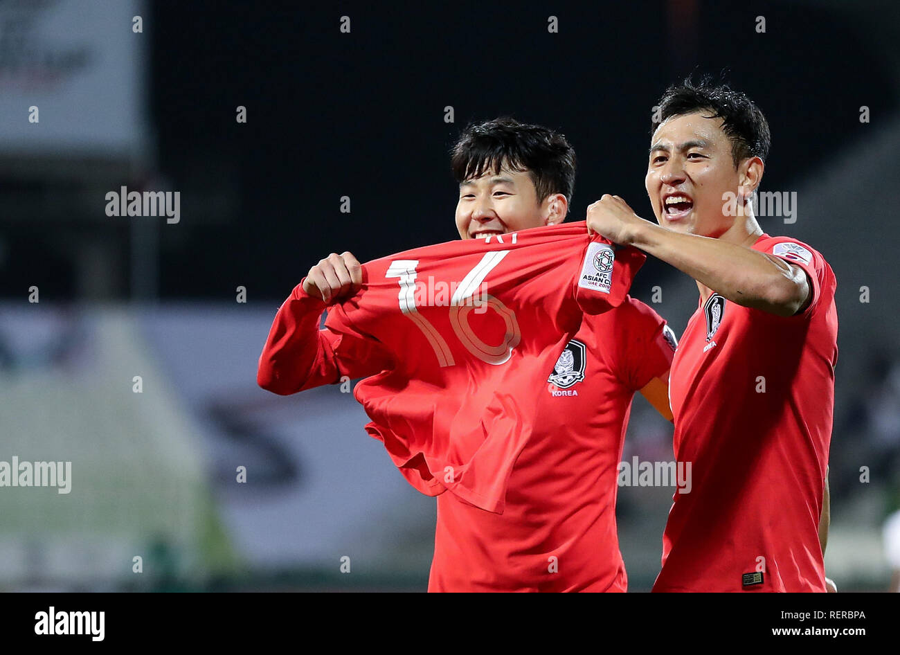 Dubai, Vereinigte Arabische Emirate (VAE). 22 Jan, 2019. Sohn Heung-Min (L) und Hwang Hee-Chan von Südkorea feiern zweites Ziel ihrer Teams während der 2019 AFC Asian Cup Runde 16 Match zwischen Südkorea und Bahrain in Dubai, den Vereinigten Arabischen Emiraten (VAE), Jan. 22, 2019. Südkorea gewann 2-1. Quelle: Cao kann/Xinhua/Alamy leben Nachrichten Stockfoto