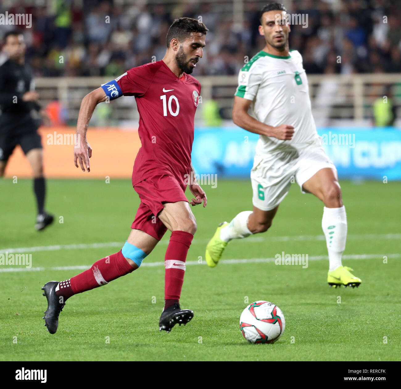 Abu Dhabi, Vereinigte Arabische Emirate. 22 Jan, 2019. Hasan Al Haydos (L) von Katar Mias mit Ali Adnan Kadhim des Irak während der 2019 AFC Asian Cup Runde 16 Match zwischen Katar und den Irak in Abu Dhabi, Vereinigte Arabische Emirate, Jan. 22, 2019. Katar gewann 1:0 durch, um das Viertelfinale zu Fortschritt. Credit: Li Gang/Xinhua/Alamy leben Nachrichten Stockfoto