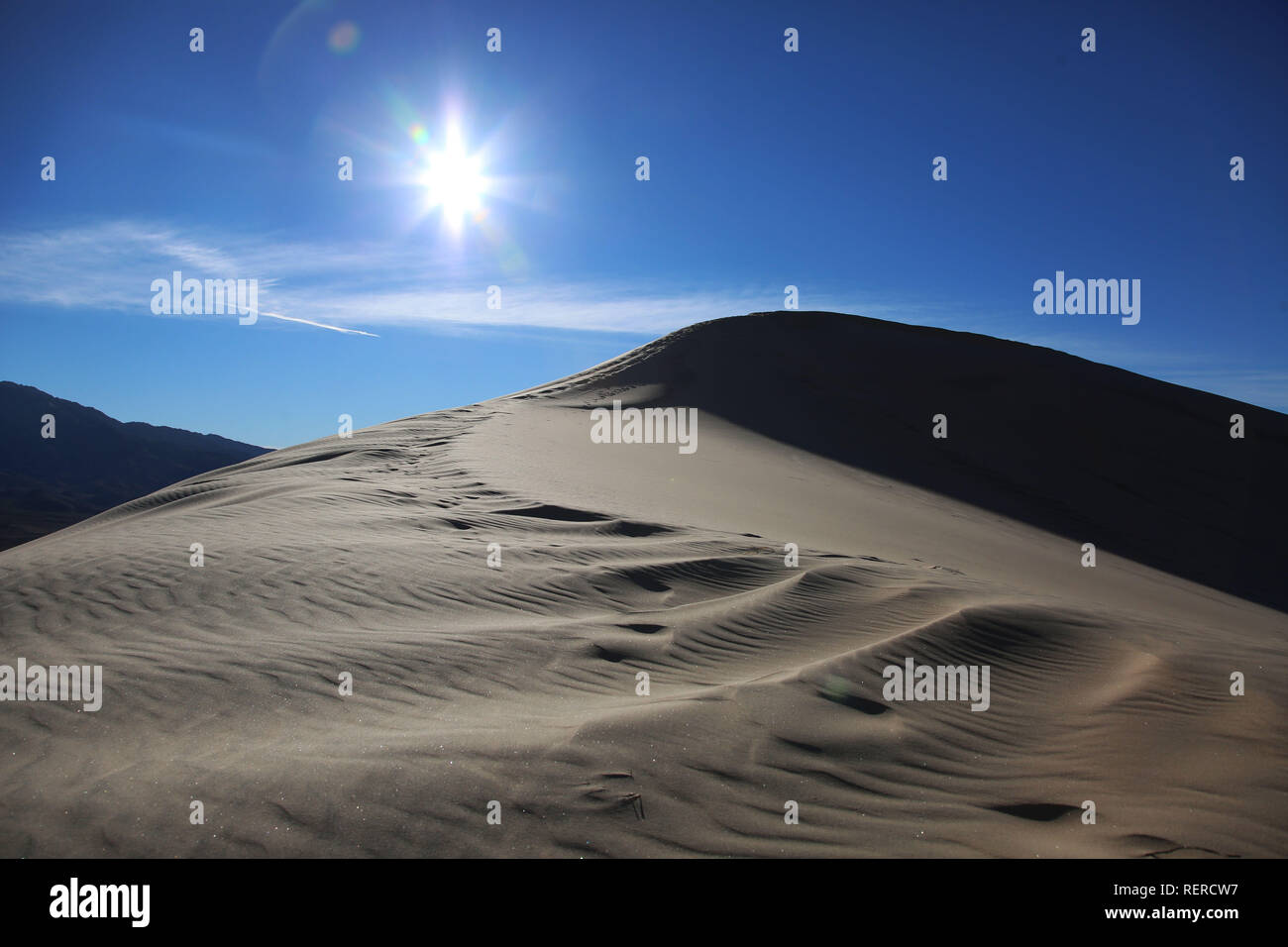 San Bernardino County, Kalifornien, USA. 2. Dez, 2018. Kelso Sanddünen, auch bekannt als die Kelso Dünenfeld, ist der größte Bereich der Äolischen Sandablagerungen in der Mojave Wüste. Die Region ist durch die Mojave National Preserve geschützt. Das Dünenfeld deckt 45 Quadratmeilen (120 km2). Die Kelso Sanddünen sind auch bemerkenswert für boomt das Phänomen als singende Sand bekannt, oder "Dünen". Enthusiasten manchmal Aufstieg an die Spitze der Dünen und langsam nach unten schieben und erzeugt ein niederfrequentes Rumpeln, dass sowohl gefühlt und gehört werden. Credit: Katrina Kochnev/ZUMA Draht/Alamy leben Nachrichten Stockfoto